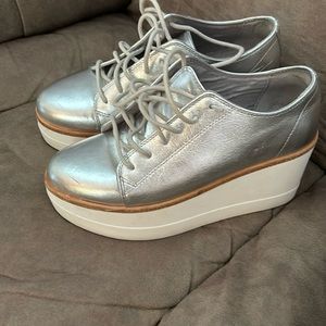 Steve Madden pre loved metallic platform sneaker